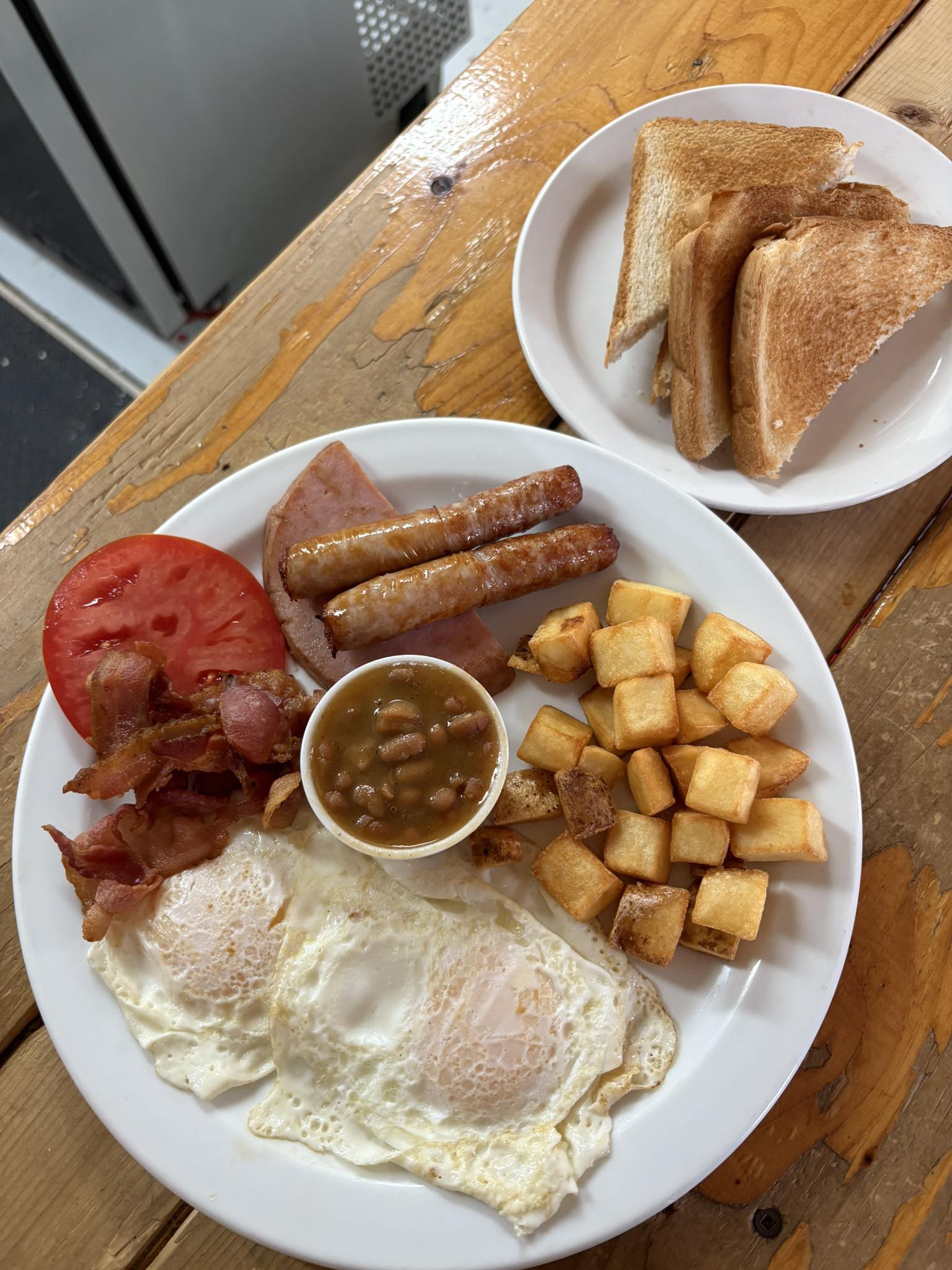 Restaurant Relais Onatchiway: assiette brunch avec oeufs, saucisses, patates, jambon, rôties et fèves au lard