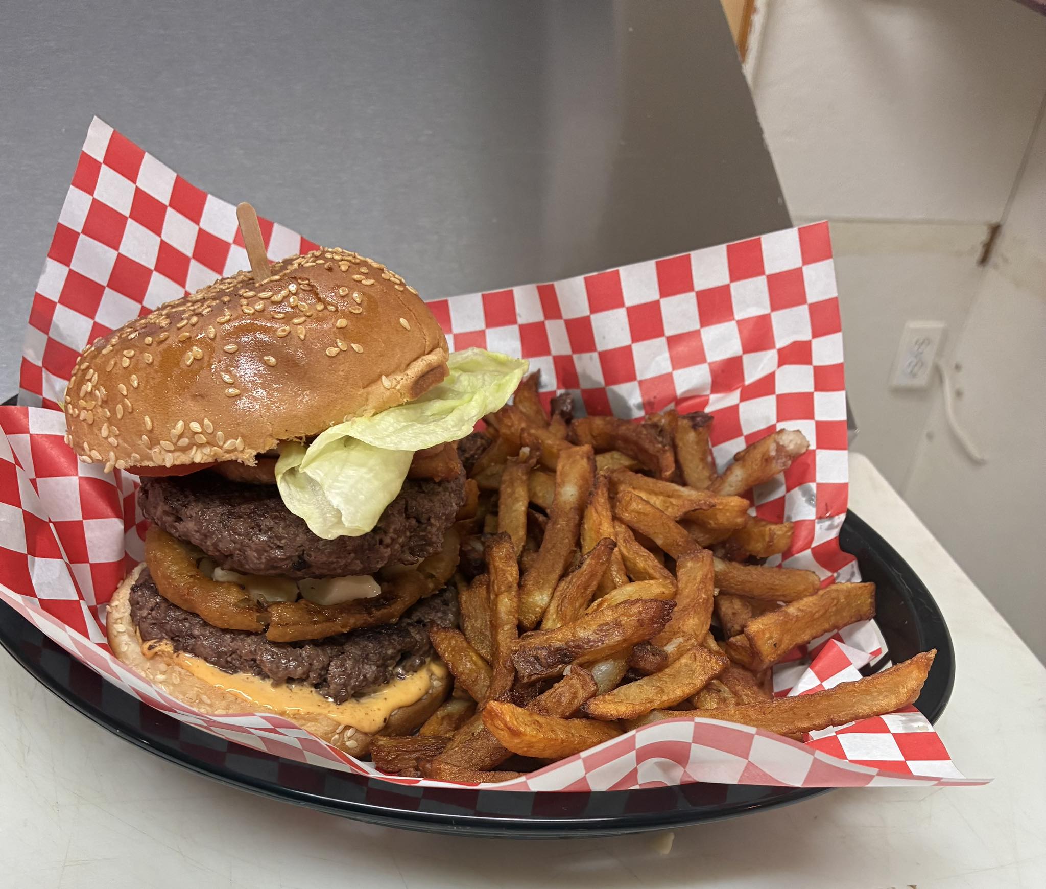 Restaurant Relais Onatchiway: Assiette double Burger et frites
