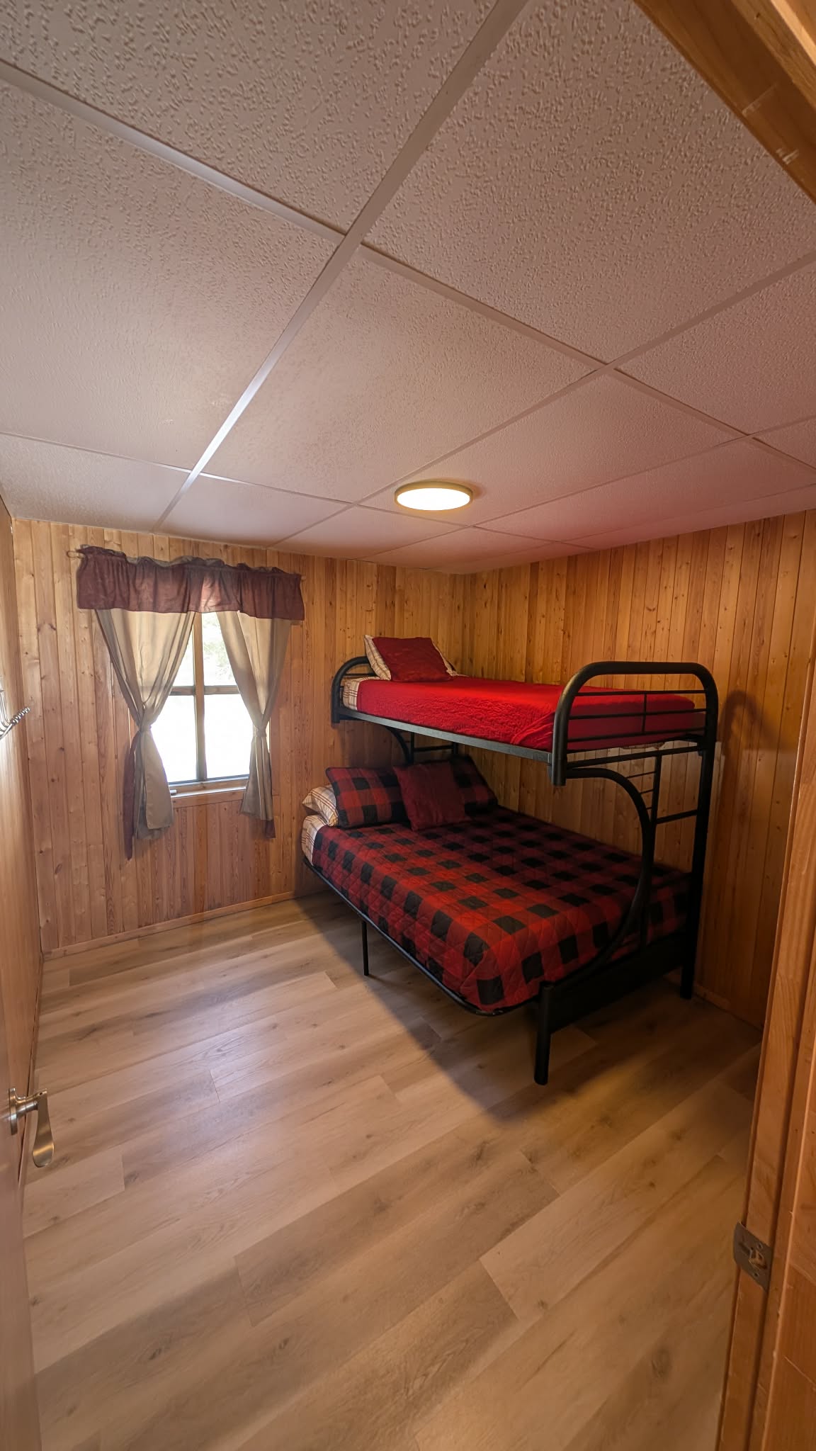 Chambre chalet 1 du Relais Onatchiway : lits superposés