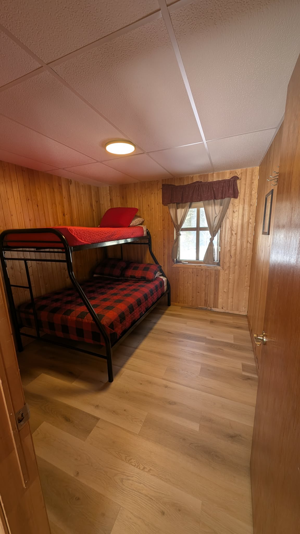 Chambre chalet 1 du Relais Onatchiway : lits superposés