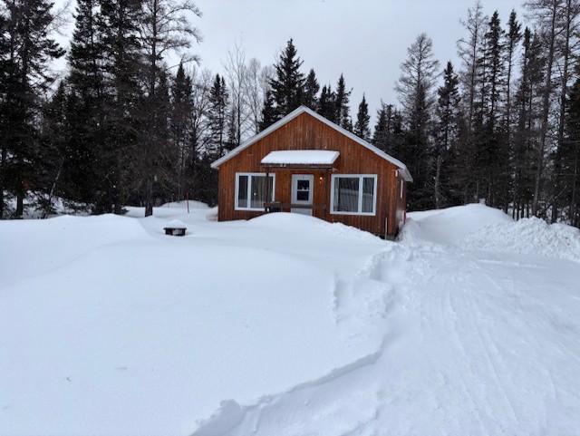 Exterieur du chalet 2 du Relais Onatchiway en hiver, sous la neige