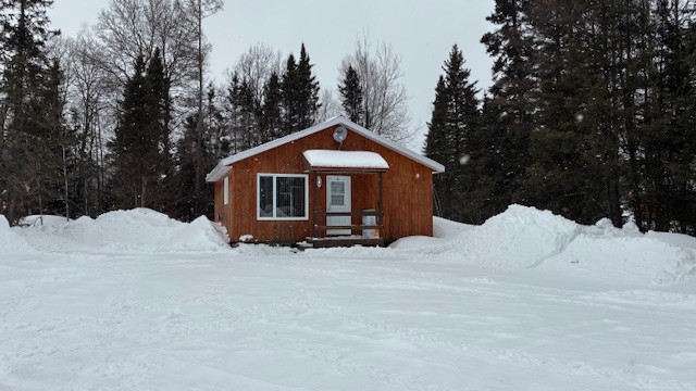 Exterieur du chalet 2 du Relais Onatchiway en hiver, sous la neige