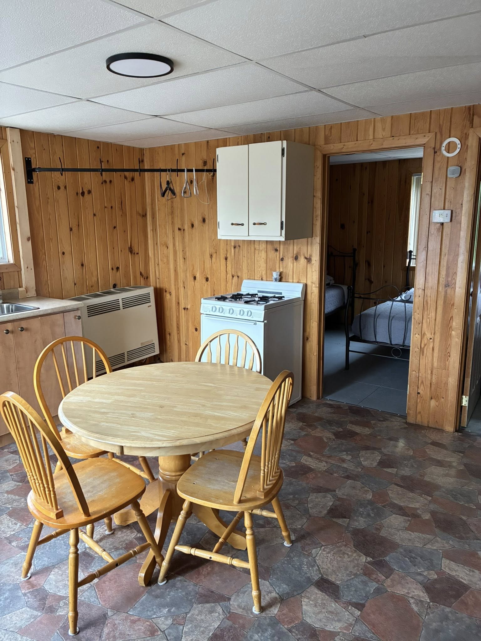 Salle à mager du chalet 2 du Relais Onatchiway