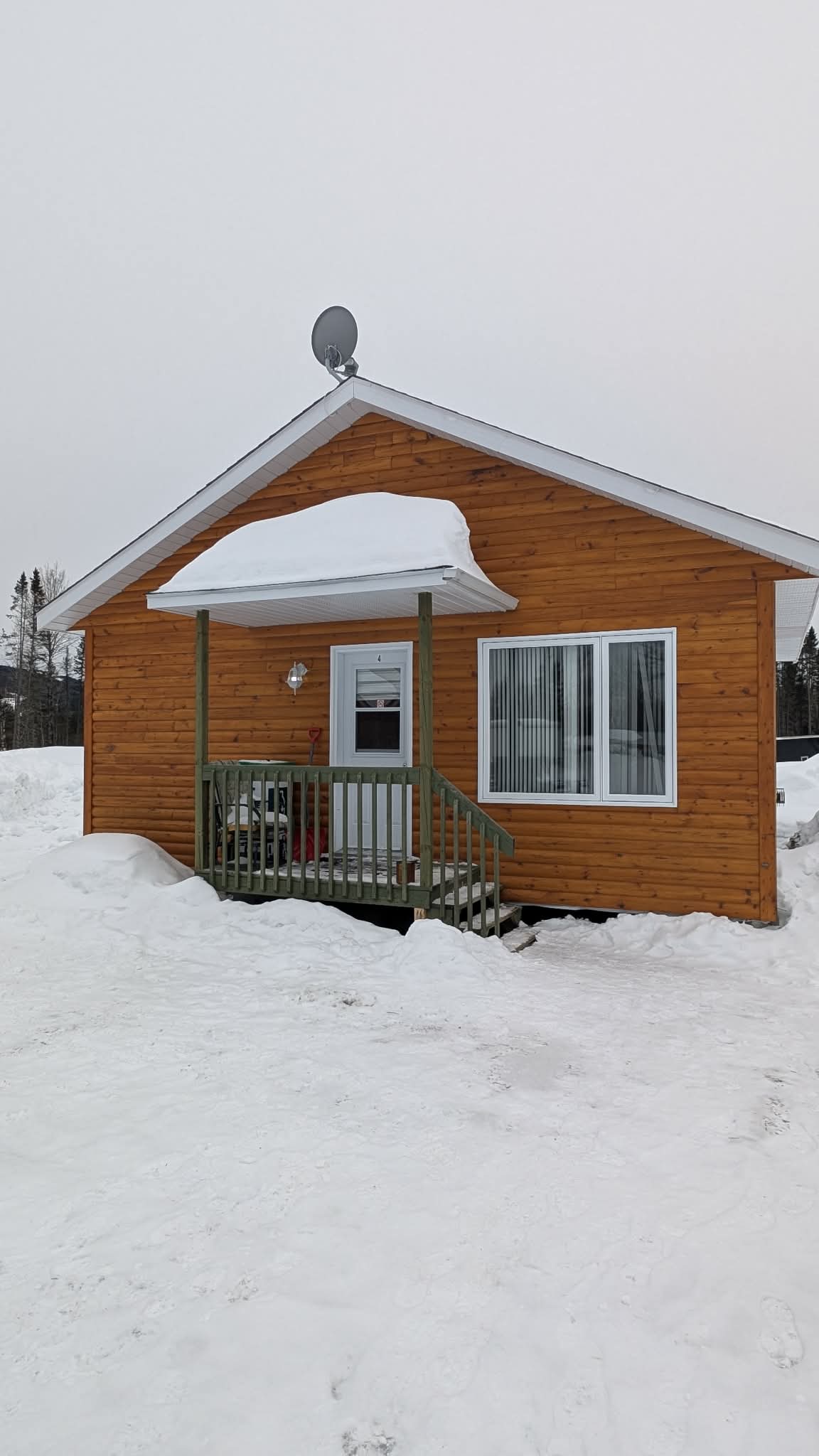 Exterieur du chalet 4 du Relais Onatchiway en hiver, sous la neige