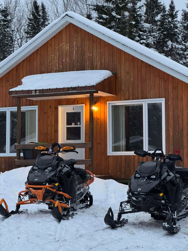 Chalet Monts-Valin sous la neige au Relais Onatchiway