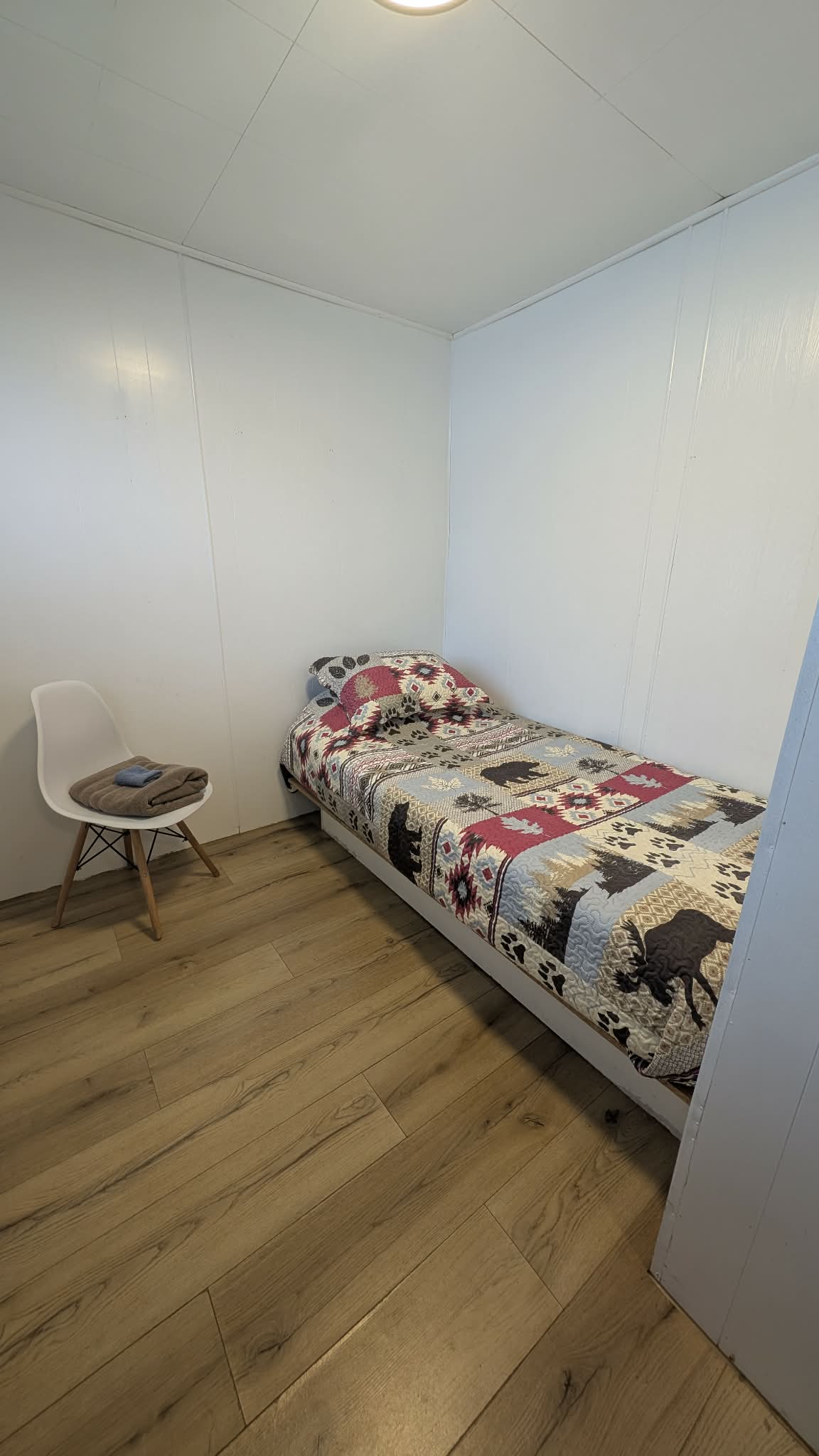 Chambre 6 du Relais Onatchiway : lit simple et chaise