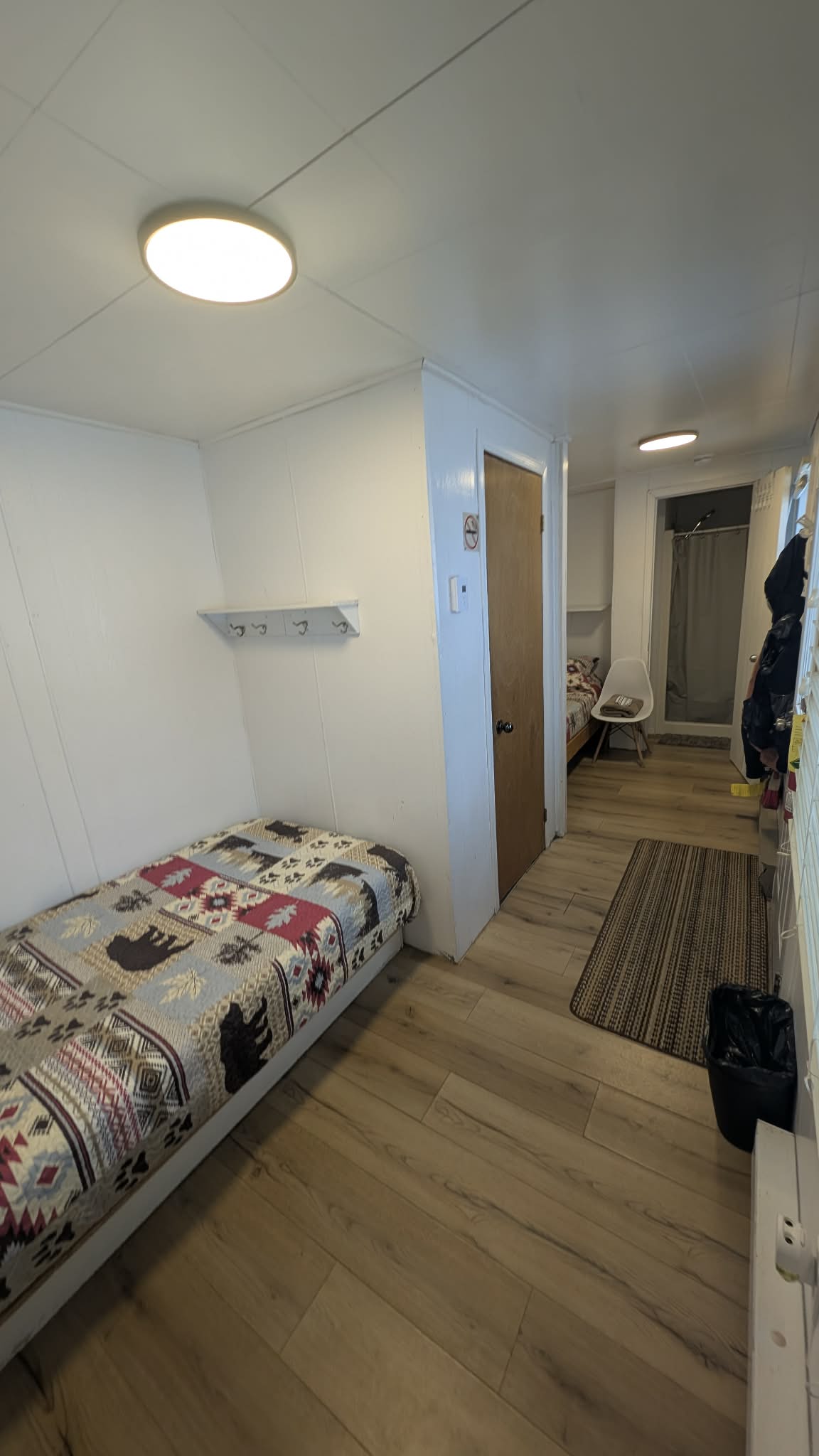 Chambre 6 du Relais Onatchiway : 2 lits simples et chaises