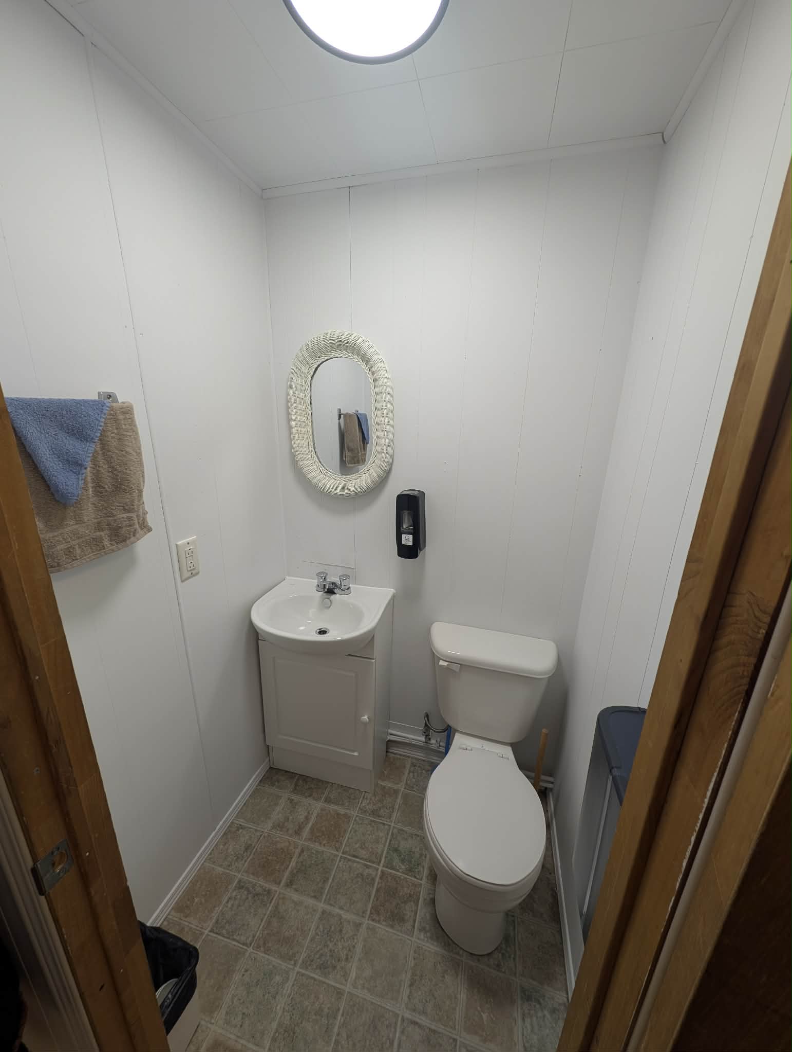 Salle de bain Chambre 6 du Relais Onatchiway : toilettes et lavabo