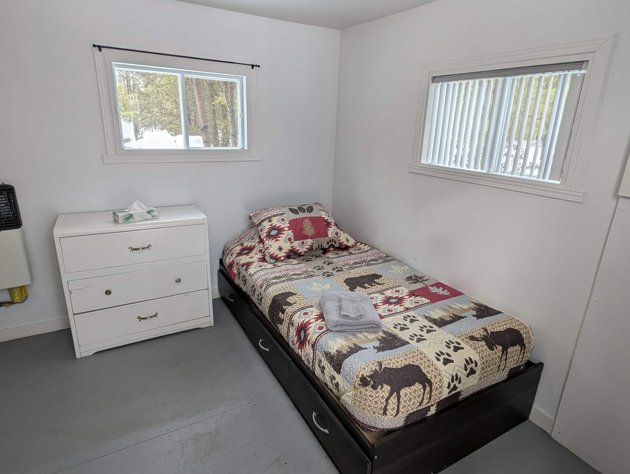 Chambre 7 Monts-Valin avec salle de bain privée au Relais Onatchiway : lit simple et table de chevet