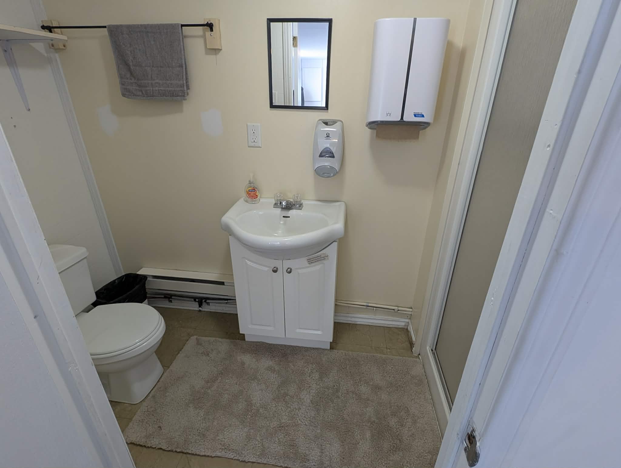 Salle de bain Chambre 7 du Relais Onatchiway : toilettes, douche et lavabo