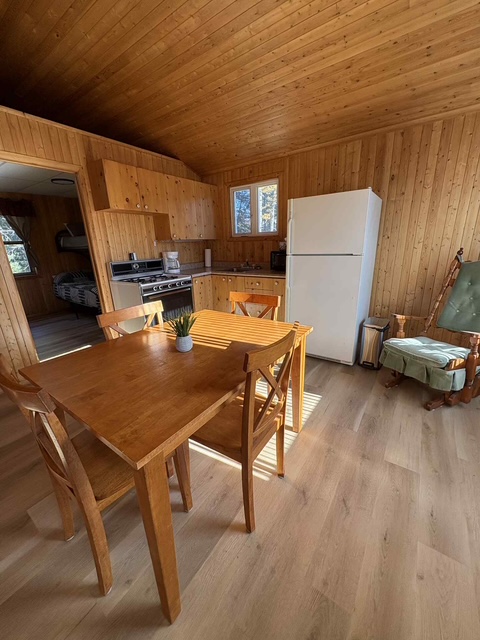 Cuisine équipée du chalet 1: cuisinette et table