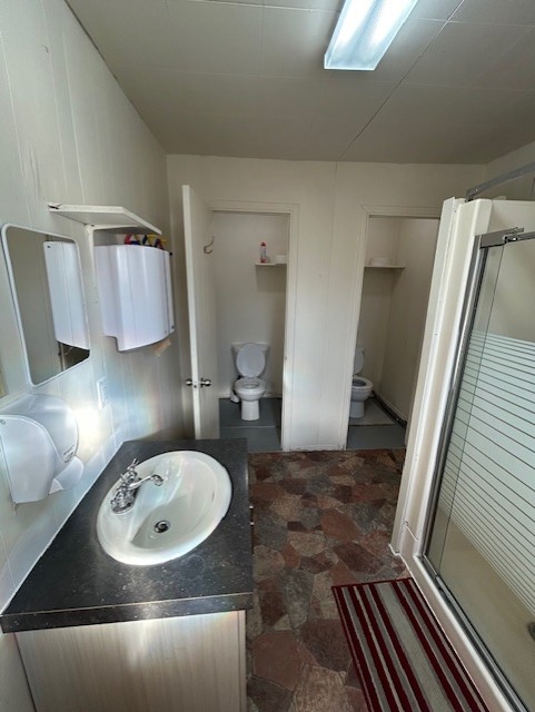 Salle de bain commune du Relais Onatchiway : toilettes et lavabo