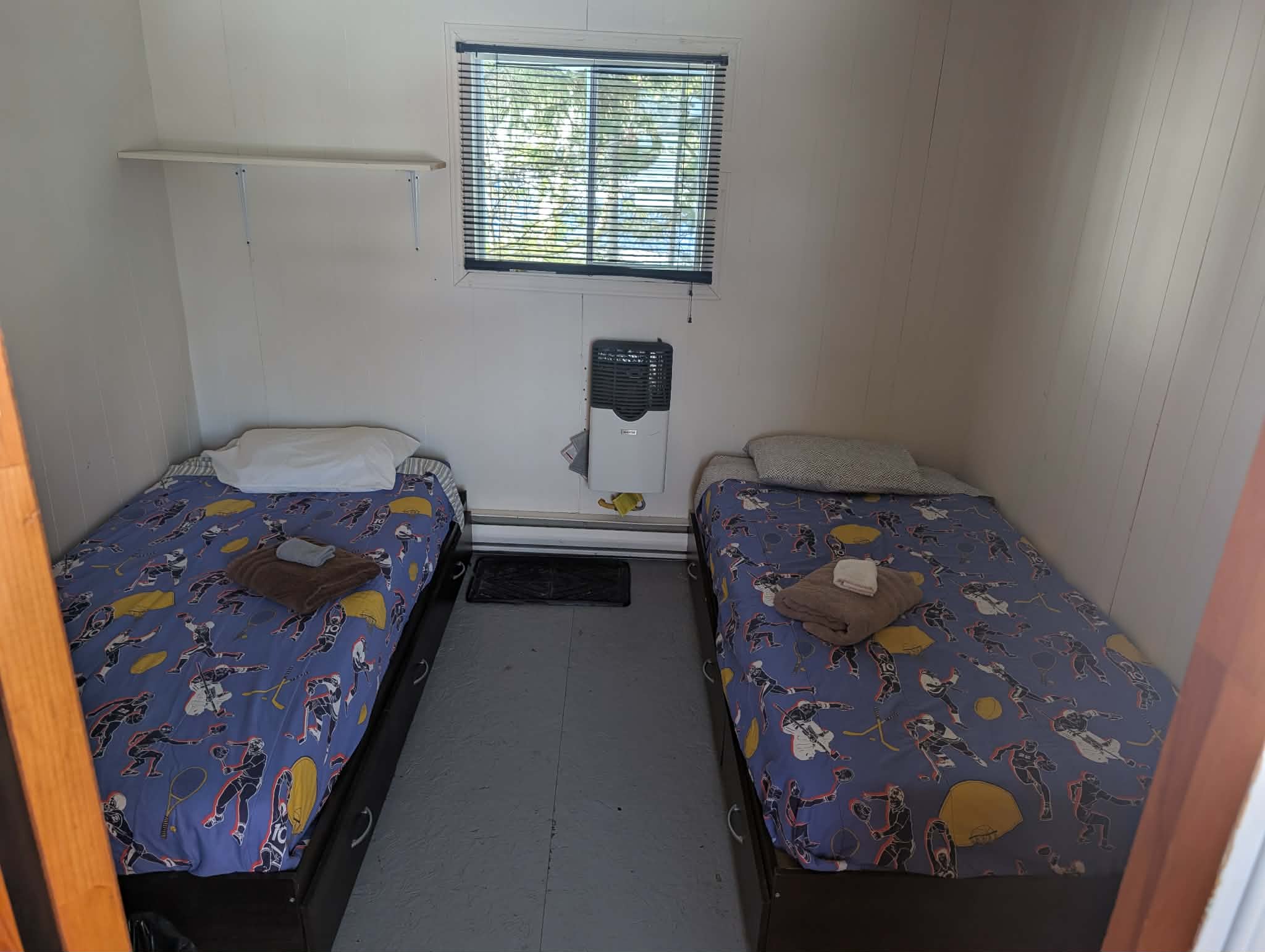 Chambre dortoir du Relais Onatchiway : 2 lits simples