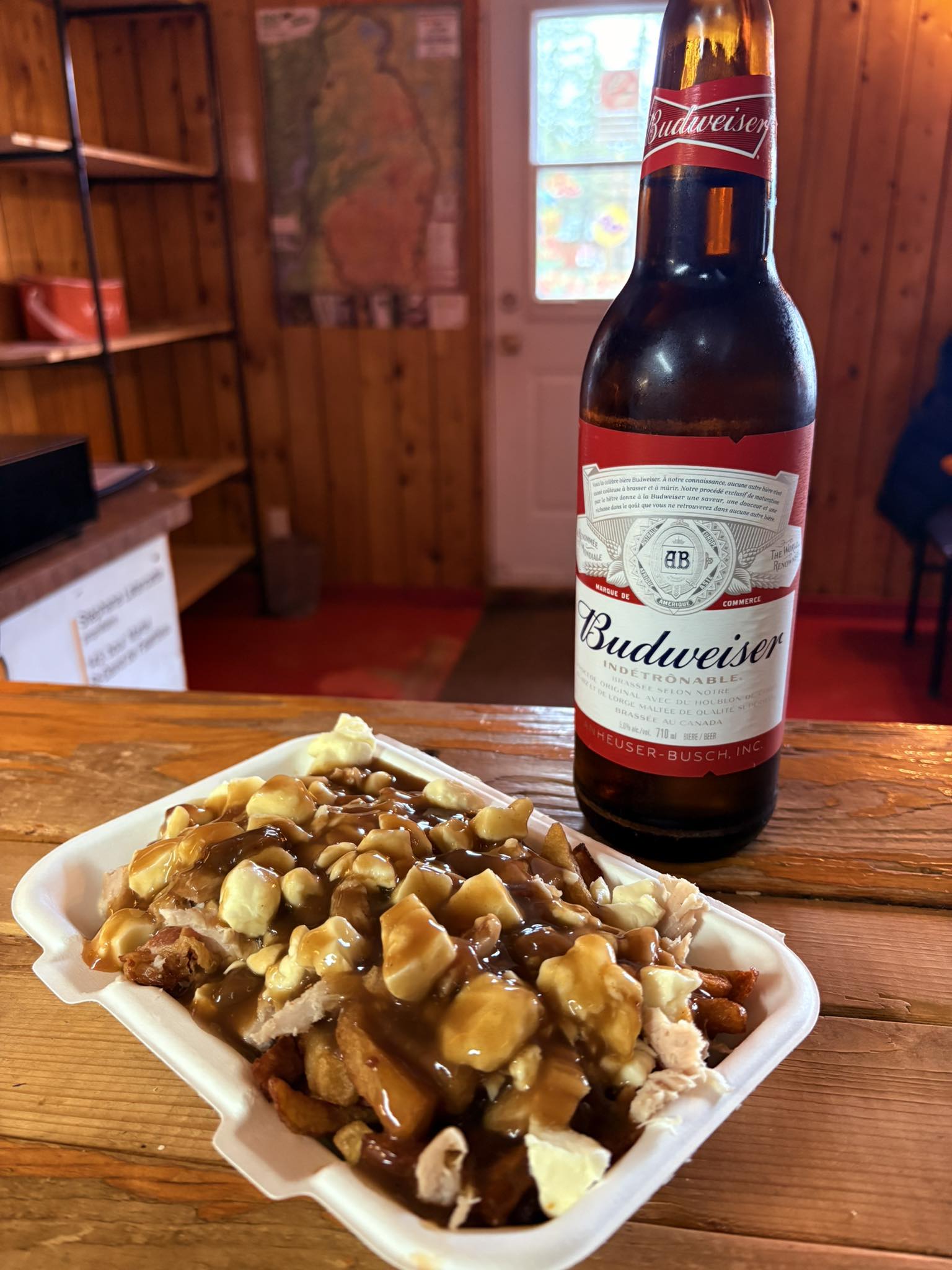 Restaurant Relais Onatchiway : Poutine et Budweiser