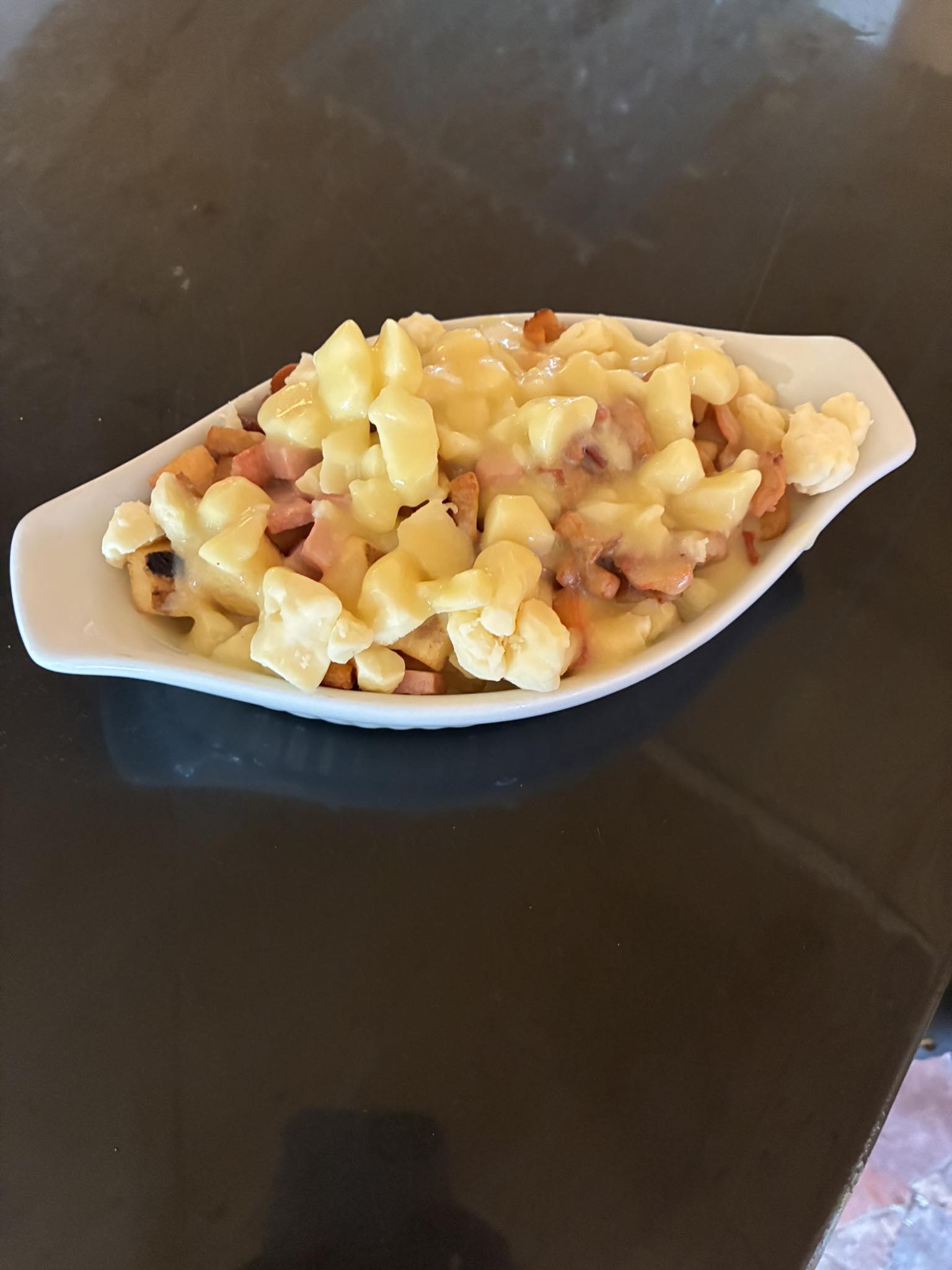 Restaurant Restaurant Relais Onatchiway: Poutine au fromage en grains, jambon et frites avec sauce