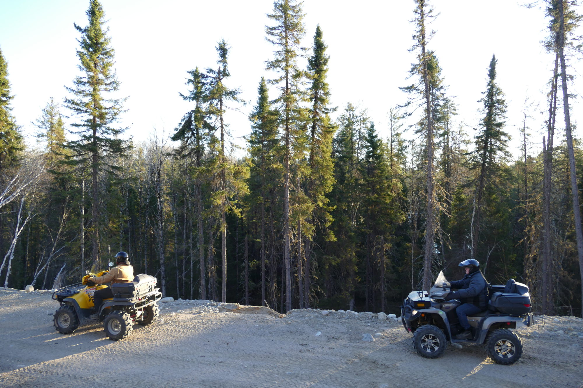 Deux quads sur un sentier de la passerelle du 49e parallele
