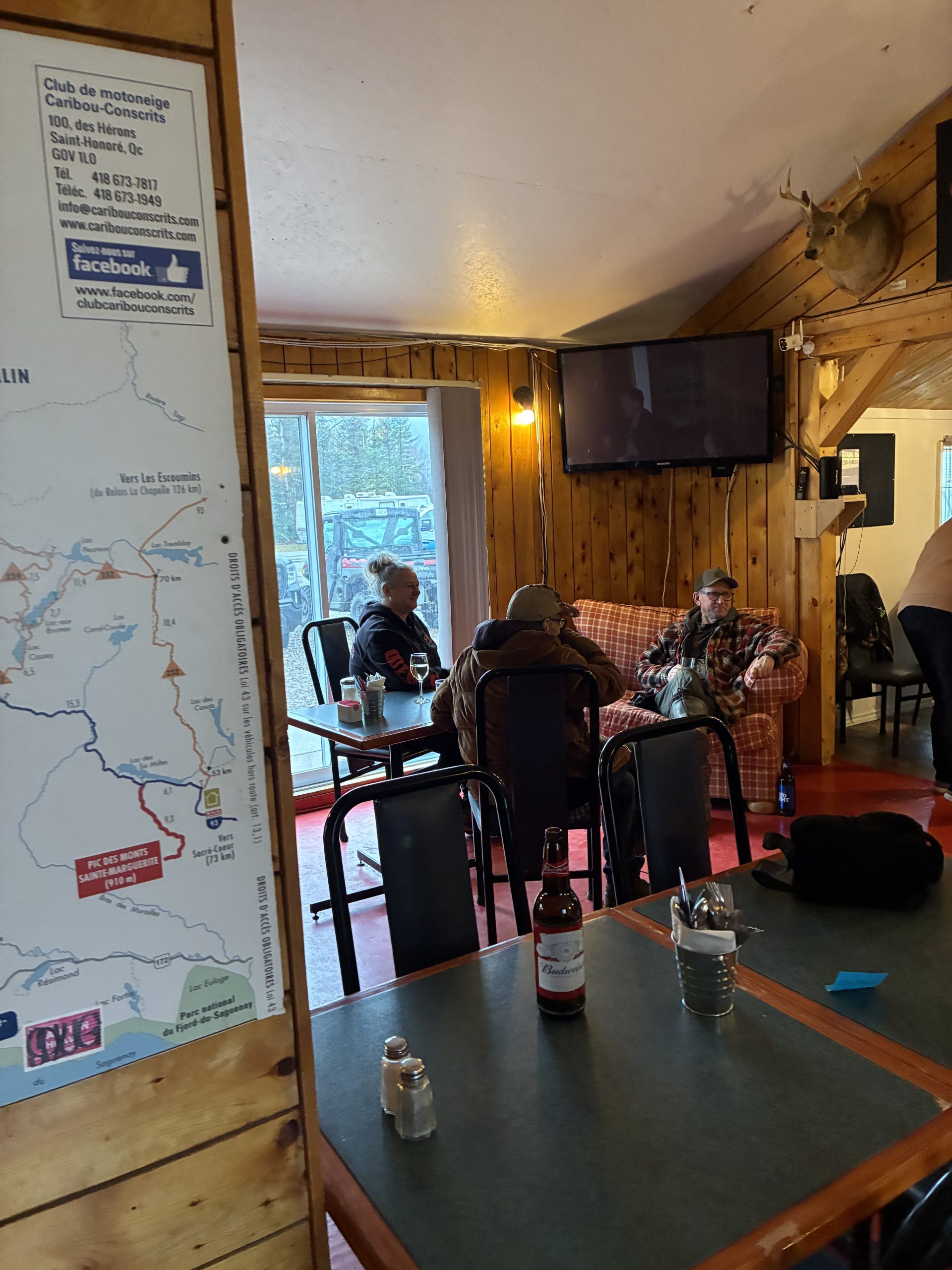 Intérieur du restaurant du Relais Onatchiway avec quelques clients