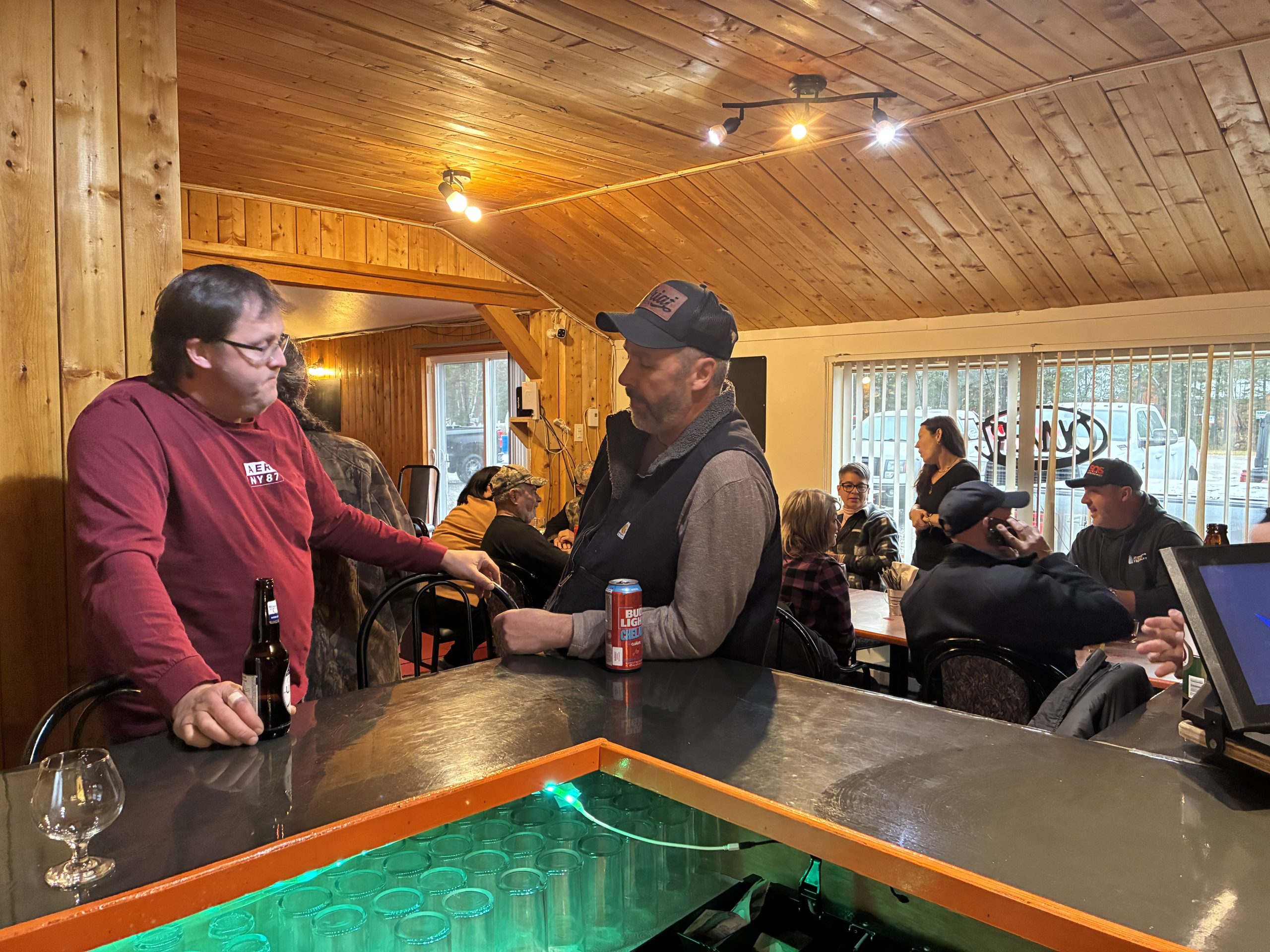 Intérieur du restaurant du Relais Onatchiway avec beaucoup de clients