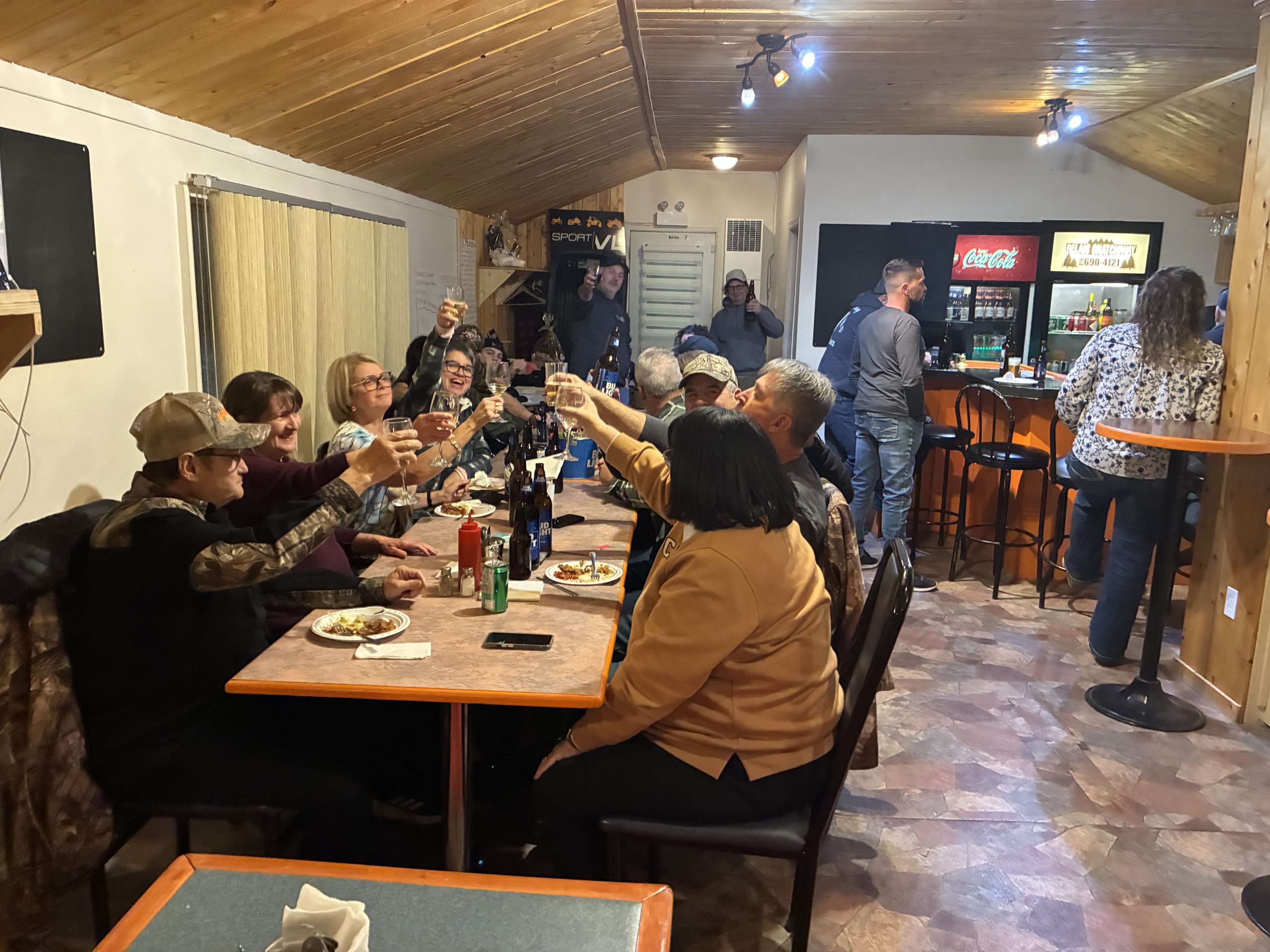 Intérieur du restaurant avec des clients heureux qui trinquent à une table