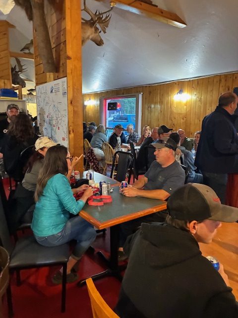 Intérieur du restaurant du Relais Onatchiway avec beaucoup de clients