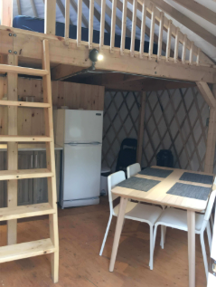 Interieur de la yourte au Relais Onatchiway - table et chaises, echelle et cuisinette