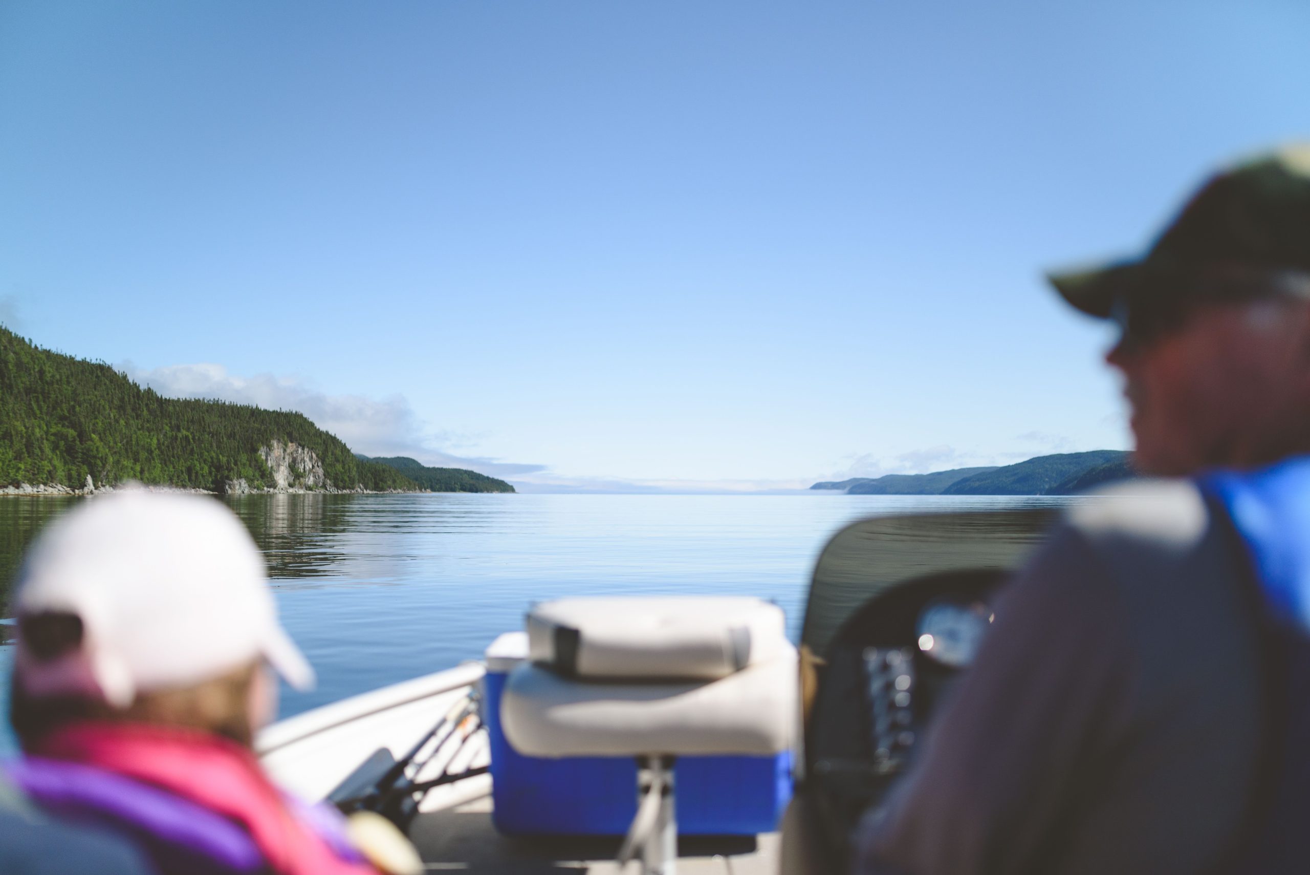 Petite fille et homme dans un bateau qui pêchent dans une rivière dans les Monts-Valin