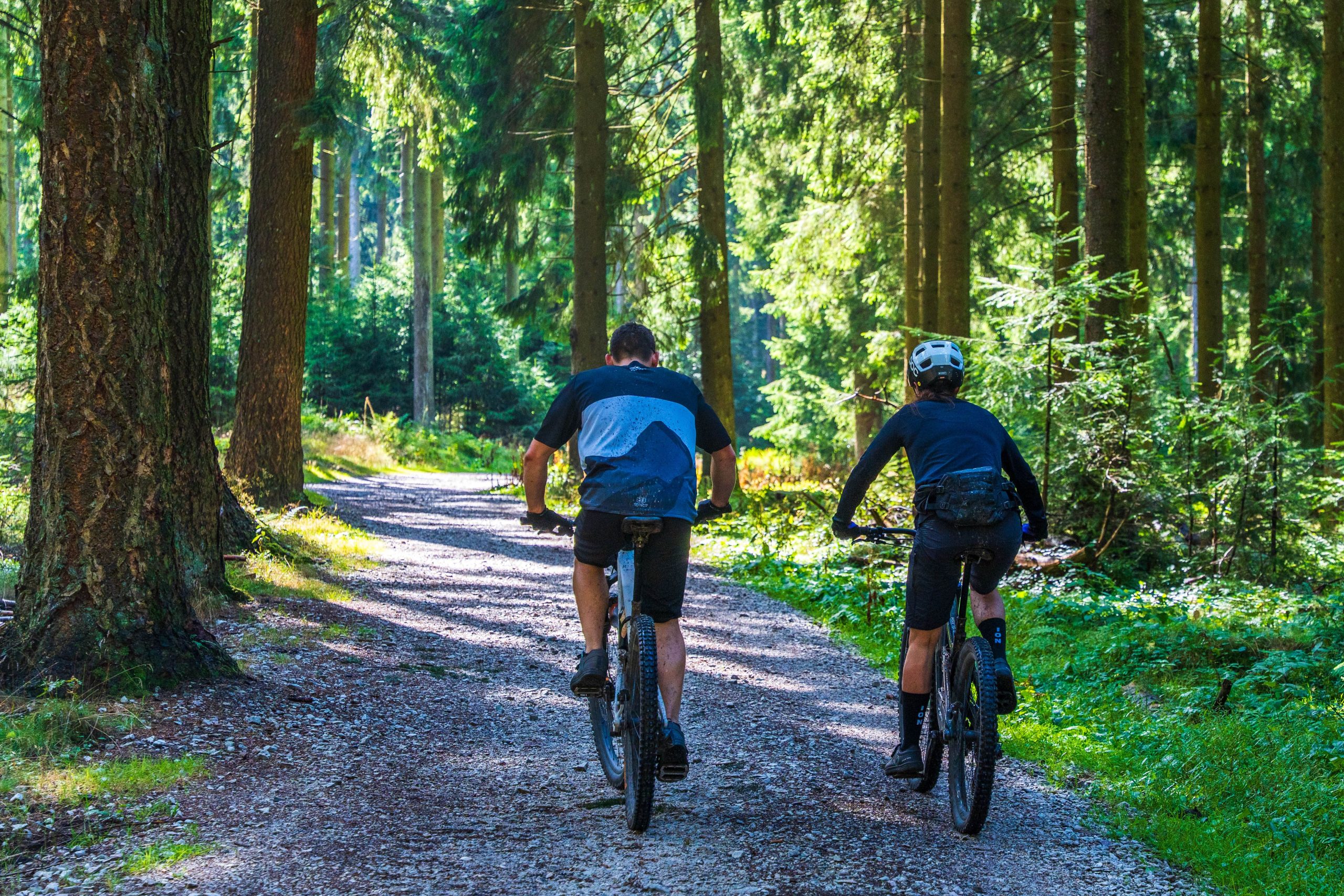 Couple qui fait du VTT dans les Monts-Valin