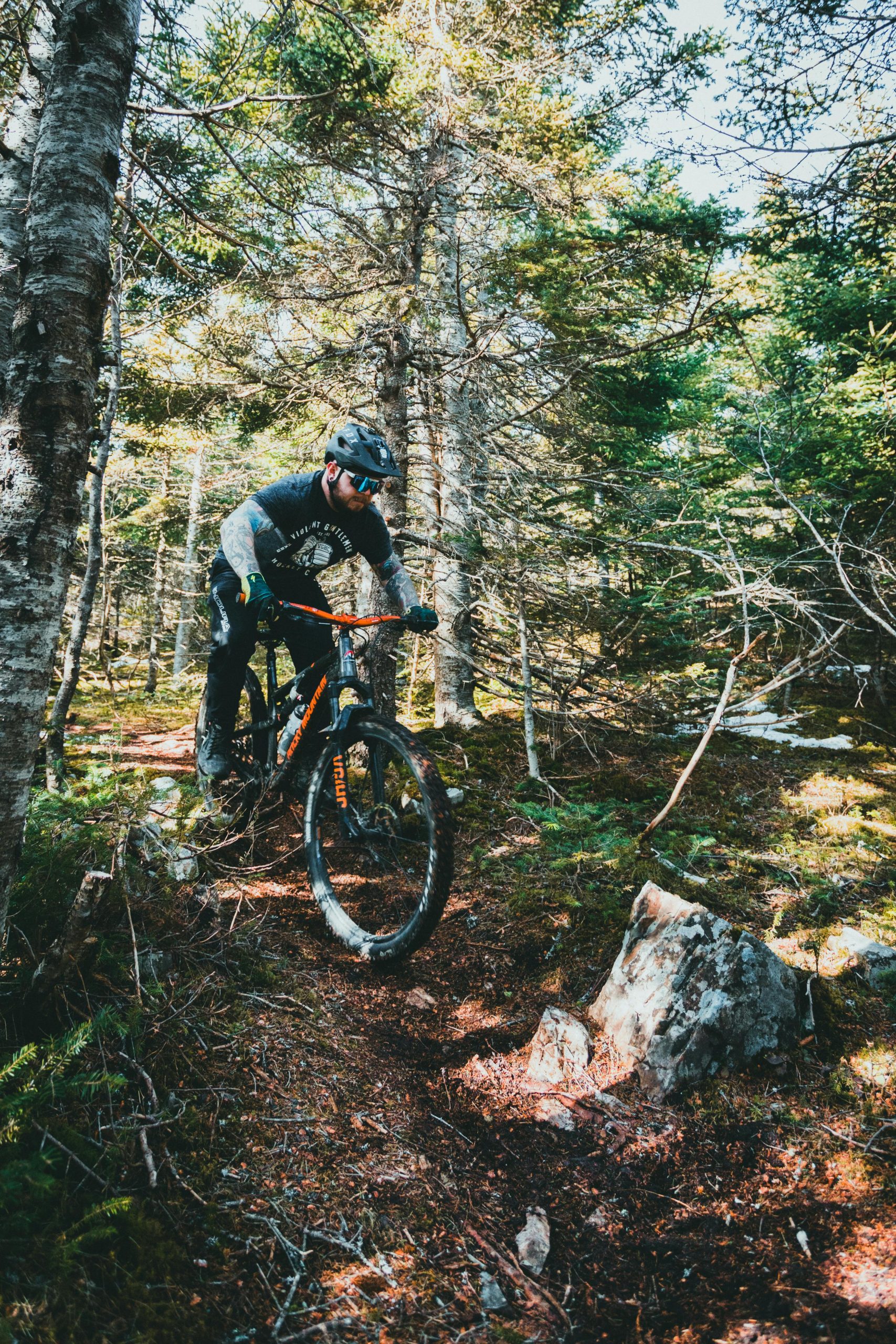 Homme qui fait du VTT dans les Monts-Valin