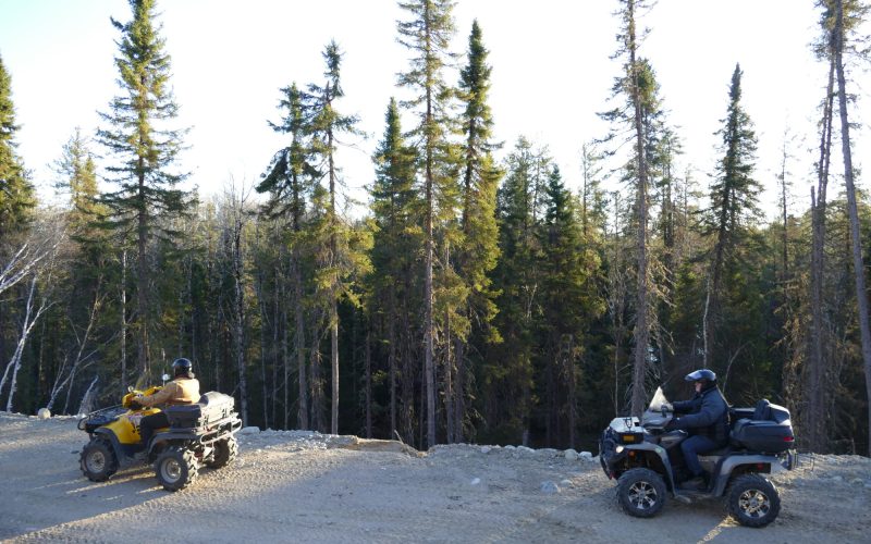 Deux quads sur un sentier de la passerelle du 49e parallele